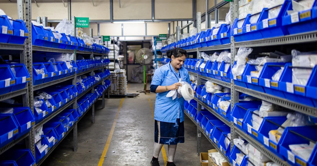Distributor examining food packaging in warehouse, illustrating PFAS compliance challenges across multiple states.